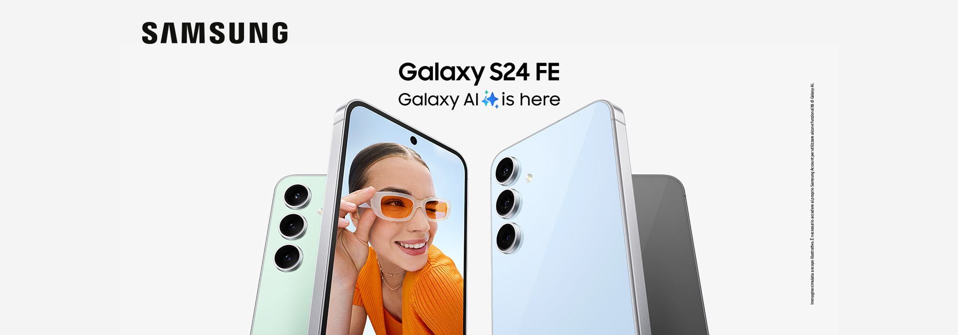 Tre telefoni Samsung Galaxy S24 FE. Uno è verde, uno è blu e uno è grigio. Su uno schermo una persona sorride.