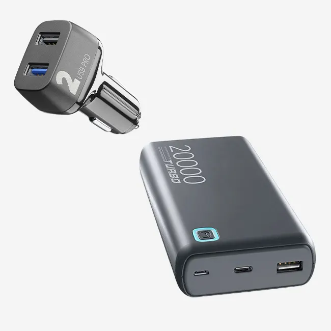Caricabatteria USB da auto nero e power bank portatile da 20000 mAh su sfondo bianco.