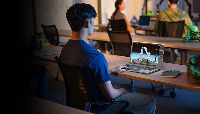 ragazzo intento a disegnare un modello 3d su notebook