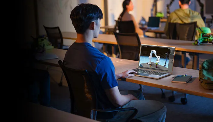ragazzo intento a disegnare un modello 3d su notebook