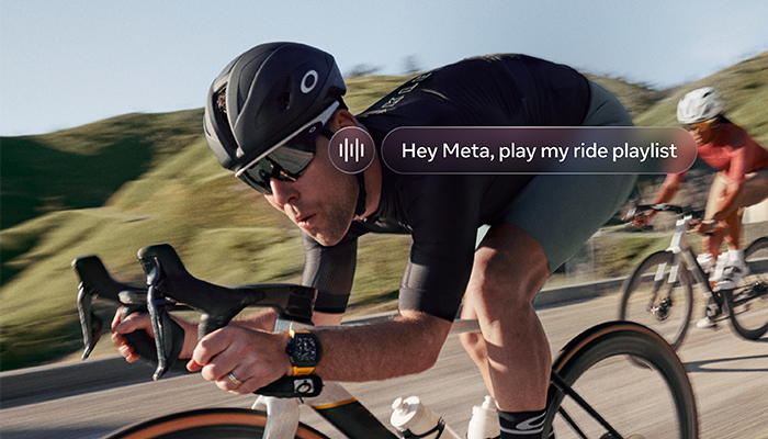 ciclista vestito di nero/verde usa labici e vicino a lui un prompt "hey meta my ride playlist"