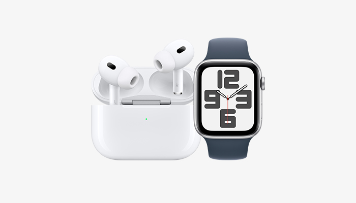 Auricolari bianchi nel case e smartwatch con cinturino blu su sfondo bianco.