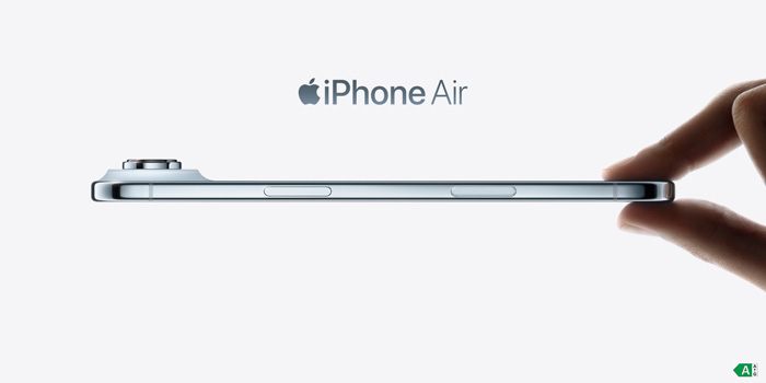 iPhone Air che viene tenuto tra le dita