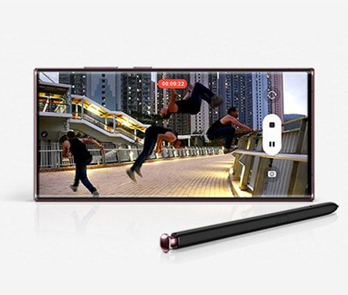 Smartphone orizzontale con pennino. Lo schermo mostra persone che praticano parkour in citt�.