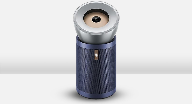 Cilindro blu con griglia e dettaglio rettangolare. Sopra, forma conica argento e interno marrone. Sfondo bianco uniforme.