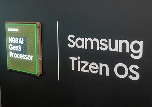 Presentazione di "Samsung Tizen OS" con processore NQ8 AI Gen3 su sfondo nero.