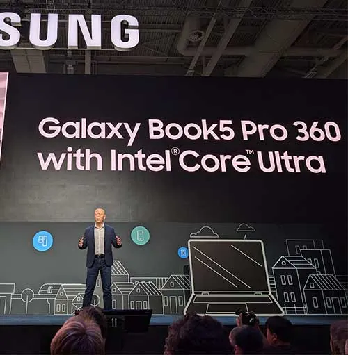 Uomo sul palco davanti a schermo con scritta "Galaxy Book5 Pro 360 with Intel Core Ultra". Sotto, case stilizzate e sagoma di laptop.