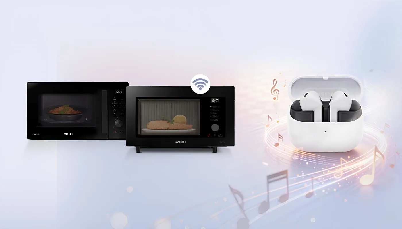 2 microonde neri e vicino le galaxy buds3 fe bianche