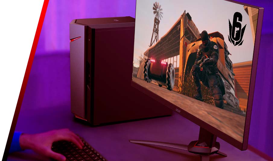 Monitor che mostra un videogioco, con un PC e tastiera visibili. Sfondo viola illuminato.