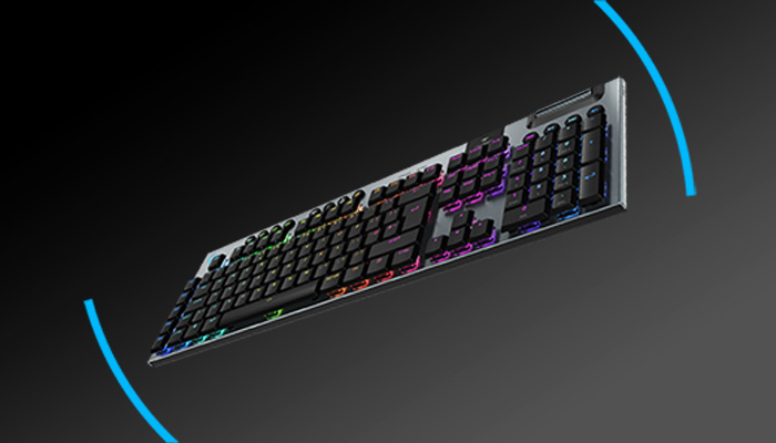 Tastiera nera retroilluminata con tasti rettangolari su sfondo nero e grigio con linee blu curve.