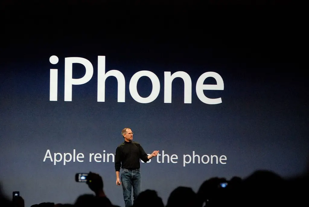 Steve Jobs presenta il primo iPhone della storia durante un Keynote nel 2007.
