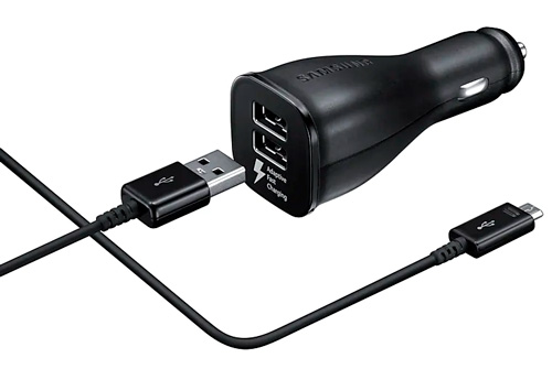 Caricabatterie nero per auto con due porte USB e due cavi USB neri su sfondo bianco.