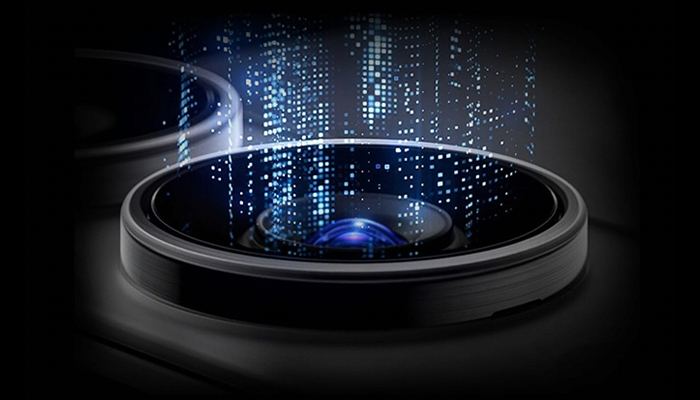 Un primo piano di un obiettivo nero con luci digitali blu che si riflettono sulla superficie, su sfondo scuro.