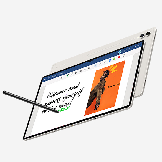 Un tablet mostra una schermata con testo e un'immagine su sfondo arancione. Una penna nera � appoggiata sullo schermo.