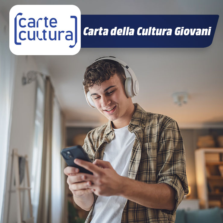 Uomo sorridente con cuffie bianche guarda uno smartphone. In alto, logo "Carte Cultura" e scritta "Carta della Cultura Giovani".