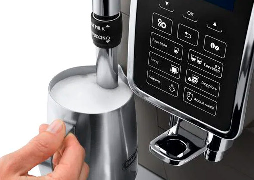 Macchina da caff� automatica con pannello digitale nero e caraffa in metallo con latte.