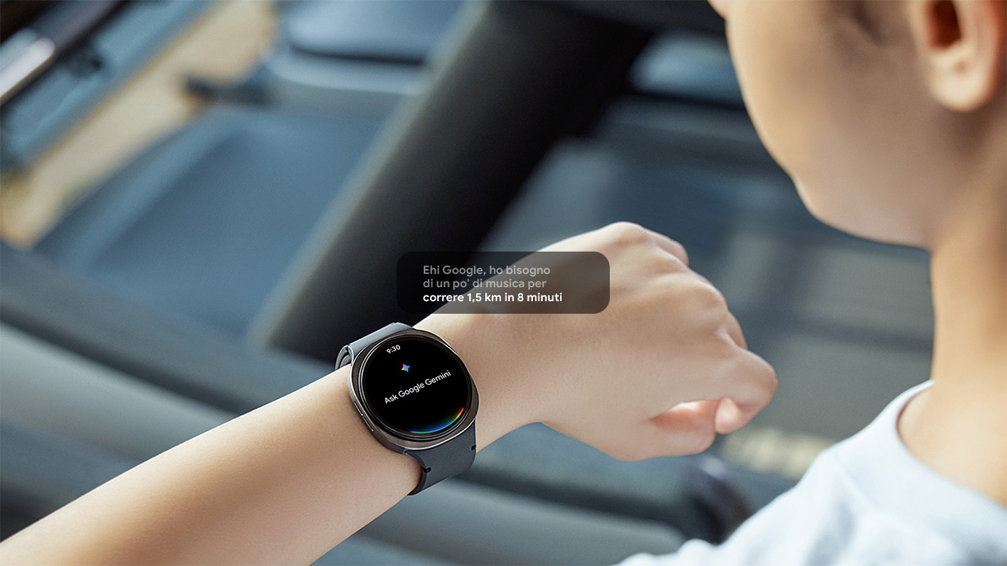 il polso di un ragazzino che ha uno smart watch nero e vicino una notifica