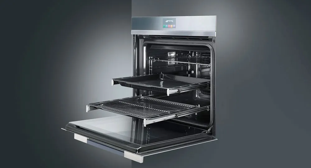 Forno aperto con griglia e teglia estraibili, su sfondo grigio.