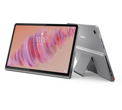 Un tablet grigio con schermo acceso mostra un motivo astratto rosa e bianco. Ha un supporto pieghevole sul retro.