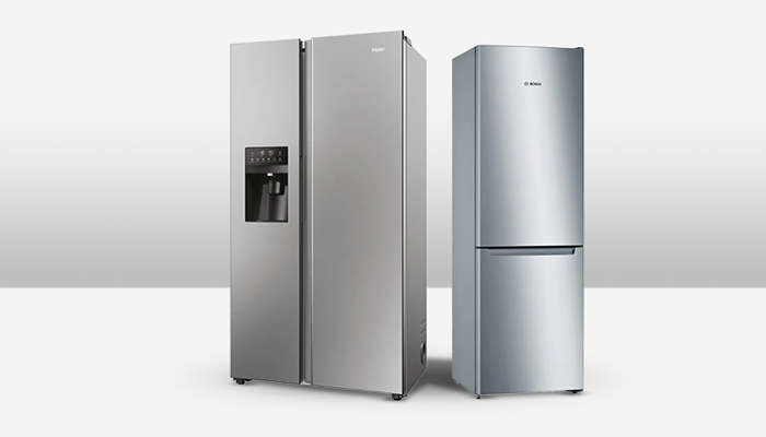 Due frigoriferi in acciaio inox su sfondo bianco. Uno ha due porte affiancate e un distributore d'acqua.