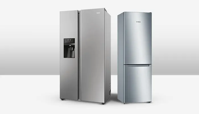 Due frigoriferi in acciaio inox su sfondo bianco. Uno ha due porte affiancate e un distributore d'acqua.