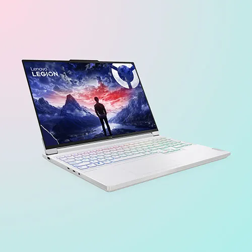 Un computer portatile bianco aperto mostra uno schermo con montagne blu e una figura in piedi. Tastiera multicolore.