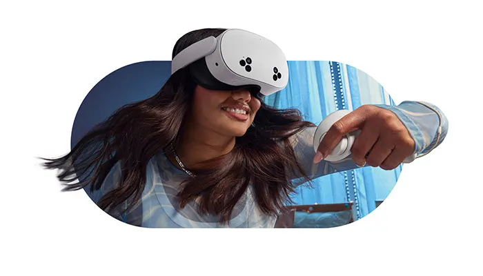 Ragazza con visore VR bianco e controller su sfondo blu a righe.