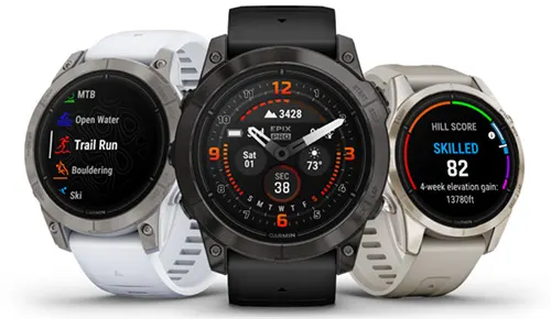 Tre orologi intelligenti mostrano funzioni di monitoraggio dello sport e dati numerici su sfondi bianchi.