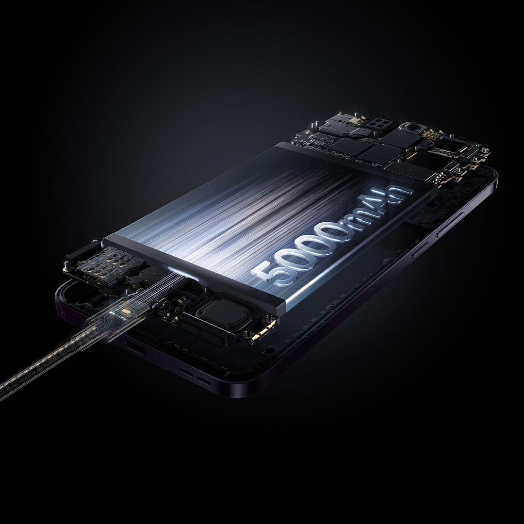 Un telefono nero smontato mostra una batteria interna da 5000 mAh e un cavo di ricarica.