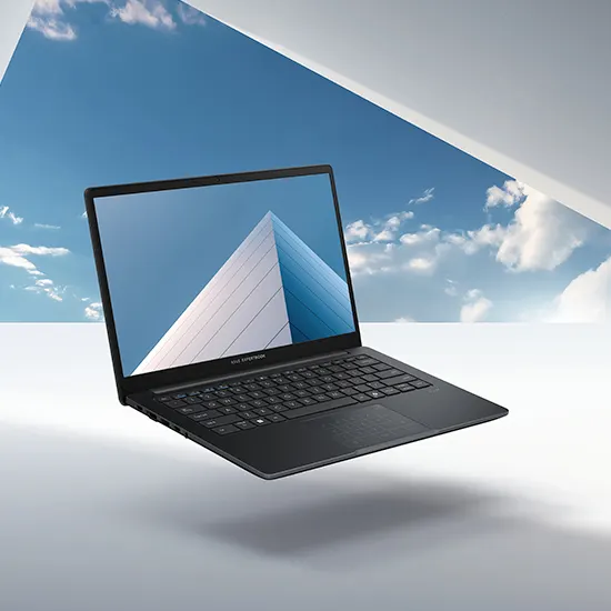 Un laptop nero aperto su una superficie bianca, con cielo azzurro e nuvole sullo schermo e sullo sfondo.