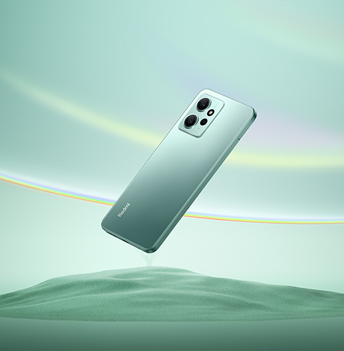 Telefono verde acqua con tre obiettivi su sfondo astratto verde acqua e bianco.