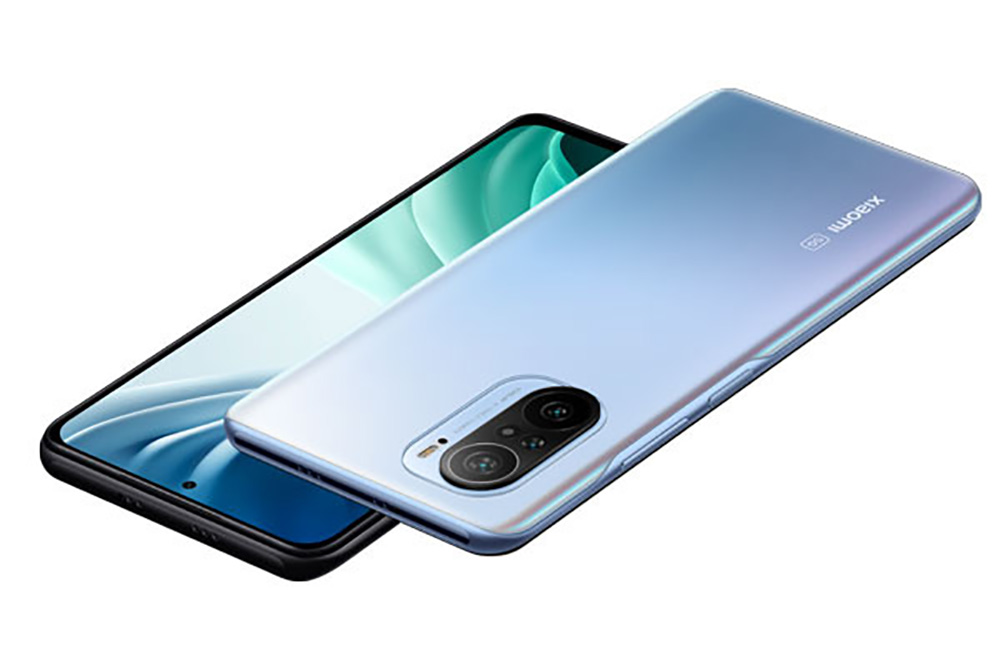 Due smartphone: uno nero con schermo acceso e uno azzurro con fotocamera posteriore visibile.