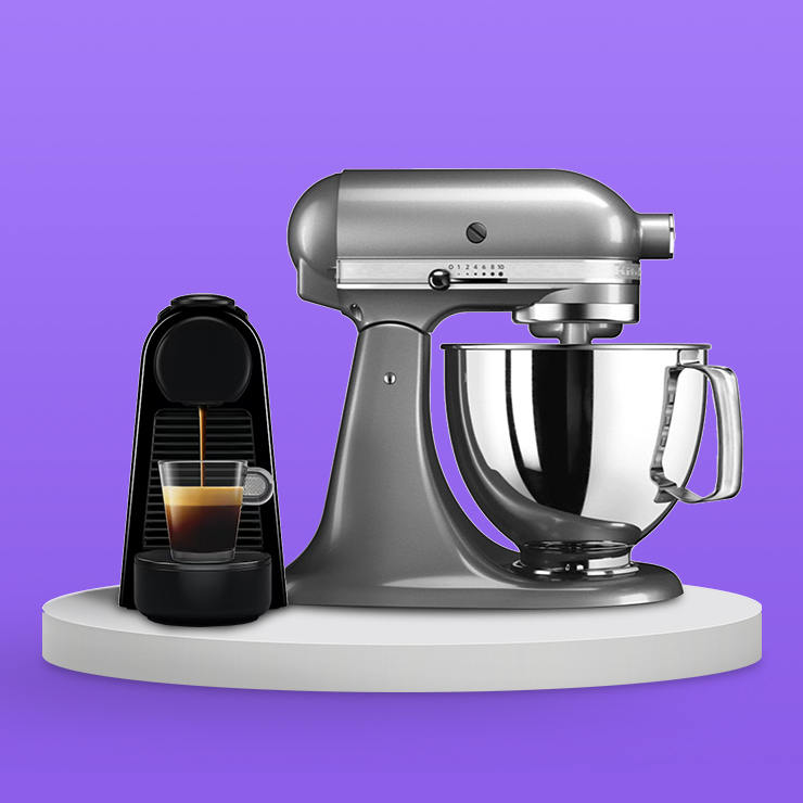 Su un piedistallo bianco, una macchina da caff� nera eroga caff� in un bicchiere, accanto a un'impastatrice grigia con ciotola in acciaio. Fondo viola.