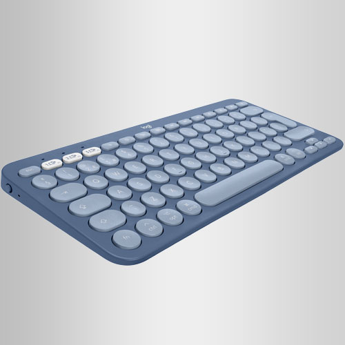 Tastiera grigia con tasti rotondi, alcuni bianchi in alto a sinistra. Lo sfondo � grigio chiaro.