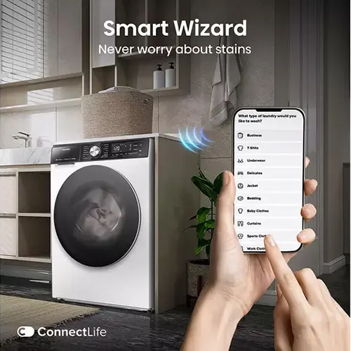 Lavatrice bianca con cesto sopra, e mano che usa un telefono con app di lavaggio.