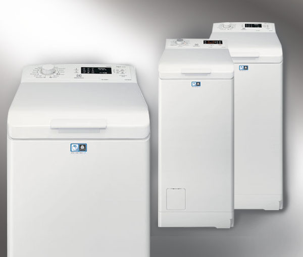 Tre lavatrici bianche a carica dall'alto su sfondo grigio. Hanno pannelli di controllo e loghi blu.