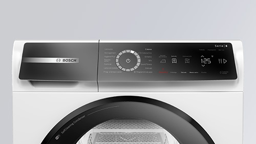 Dettaglio frontale di asciugatrice Bosch bianca con obl� nero e pannello comandi digitale con display.
