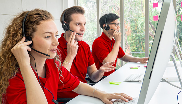 gruppo di persone davanti al pc