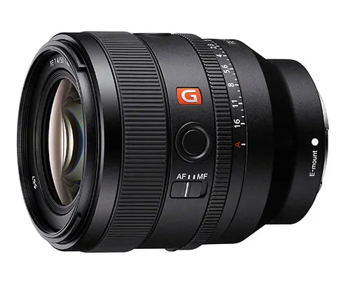 Obiettivo nero con anello di messa a fuoco, selettore AF/MF e scala di apertura visibili su sfondo bianco.