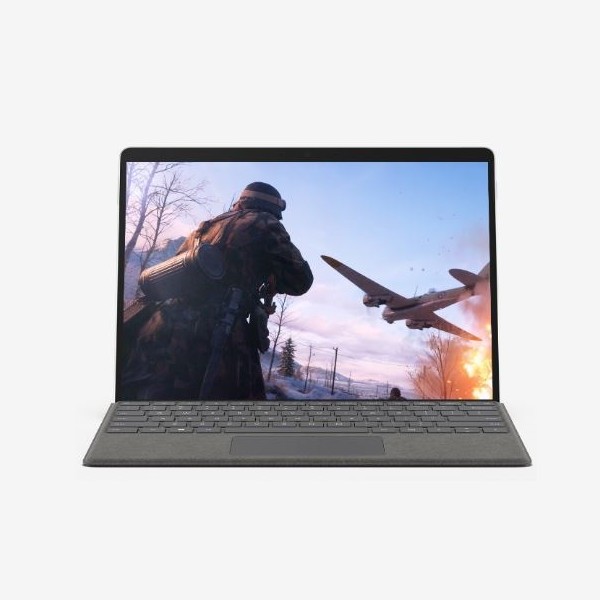 Schermo di un portatile che mostra un videogioco con un soldato e un aereo in un paesaggio invernale. La tastiera � grigia.