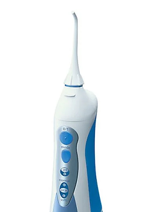 Idropulsore bianco e blu con ugello. Bottoni blu e grigi sul corpo principale. Sfondo bianco.