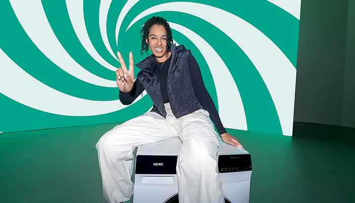 Logo "BETTER WAY" bianco su rettangolo bianco, sfondo verde. La parola "WAY" ha una spirale verde.