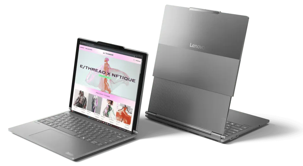 Due computer portatili grigi su sfondo bianco. Uno aperto mostra una pagina web, l'altro inclinato rivela il logo "Lenovo".
