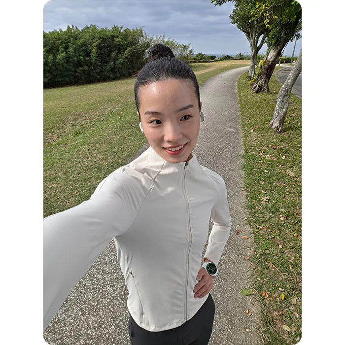 una ragazza con sfondo un paesaggio immerso nel verde