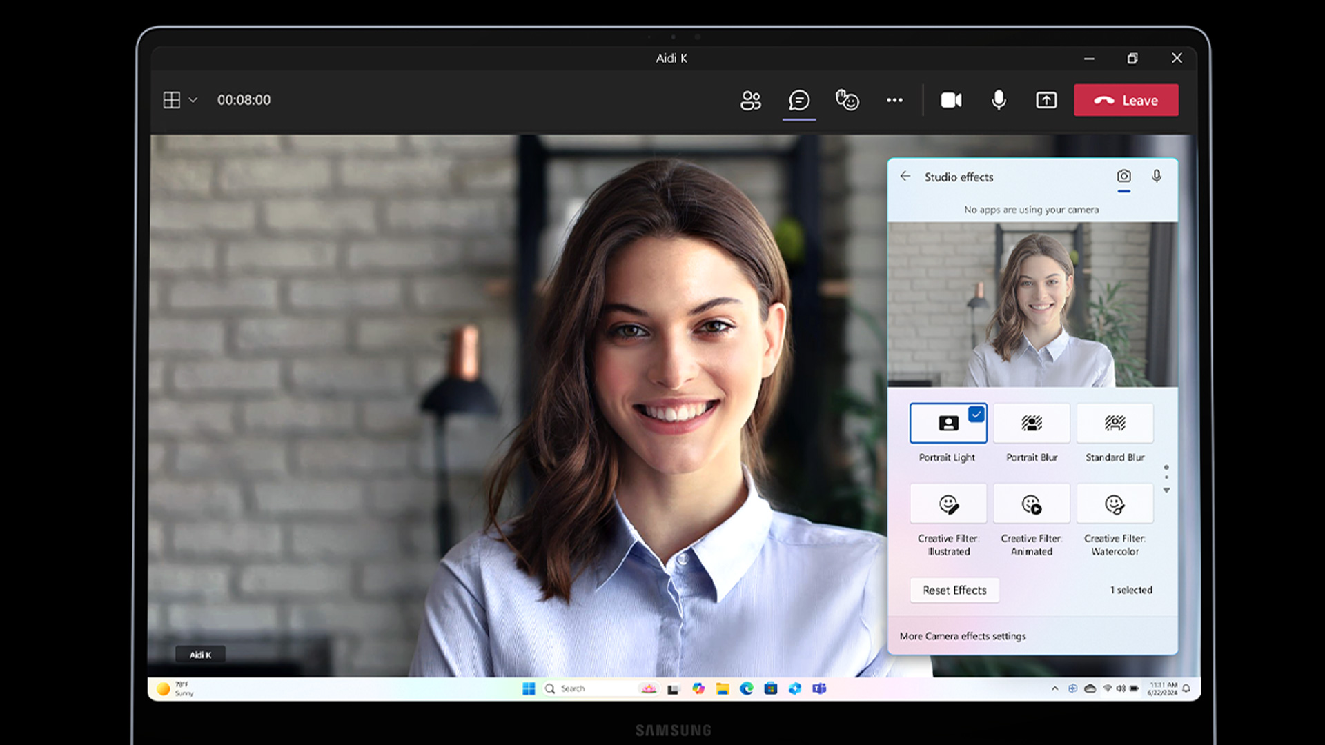 Schermo di laptop che mostra una videochiamata con effetti studio attivi. Interfaccia utente di Microsoft Teams. Sfondo sfocato.