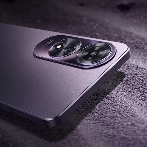 Vista angolare di un telefono viola con due obiettivi circolari su una superficie strutturata.