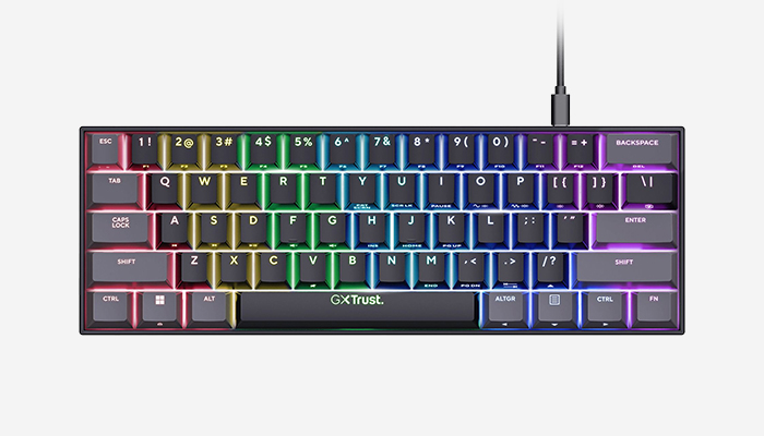 Tastiera nera con retroilluminazione arcobaleno. I tasti sono grigi con lettere bianche. Cavo nero in alto a destra.