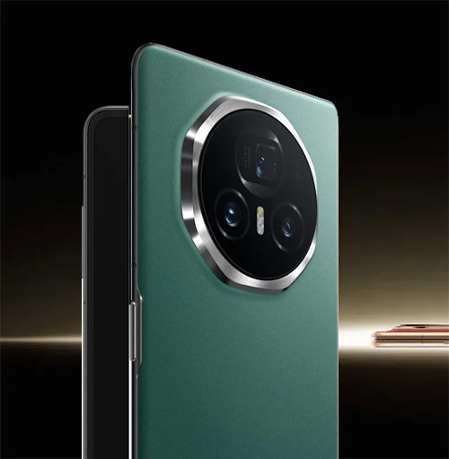 Telefono verde con un grande obiettivo circolare nero e argento. Lo sfondo è nero.