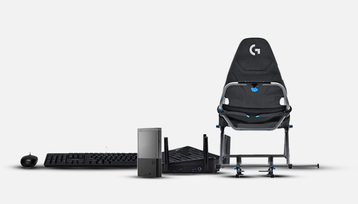 Sedia gaming nera con logo, tastiera, mouse, altoparlante e router su sfondo bianco.