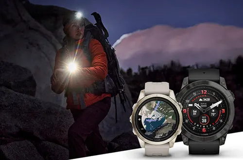 Escursionista con zaino e torcia frontale, montagne sullo sfondo. Due orologi intelligenti in primo piano.
